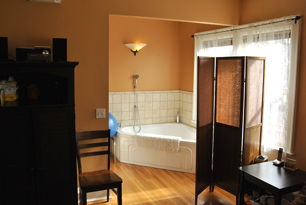 S2_0936_suite02 Tub in corner of room