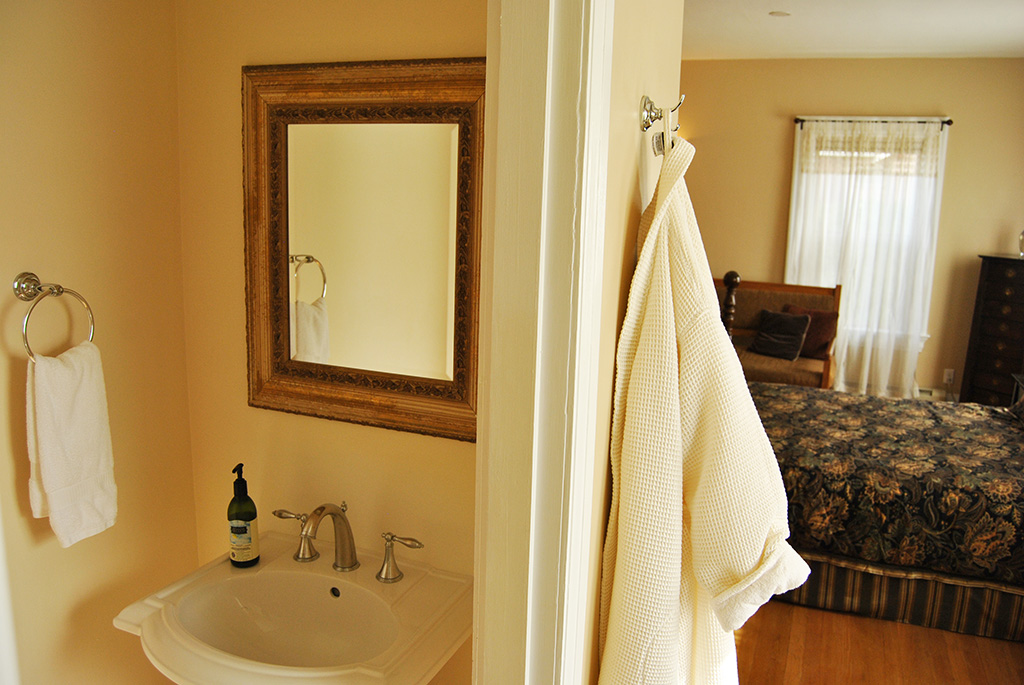 bbc_S1_privatebath_0924 Private bathroom in suite